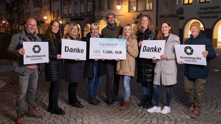 Scheck-Übergabe an die Sternenkinder-Fotograf:innen des Vereins VergissMichNicht