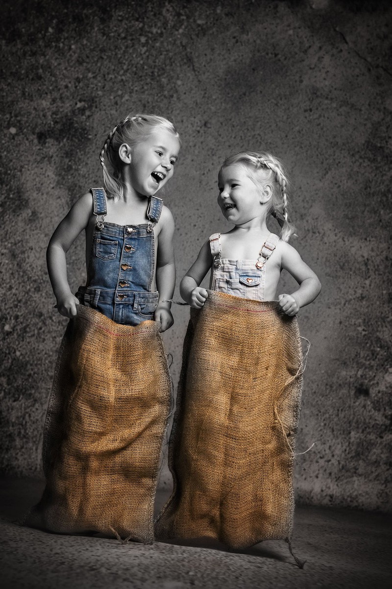 Fotoshooting Vorarlberg Kinderfotografie Sackhüpfen