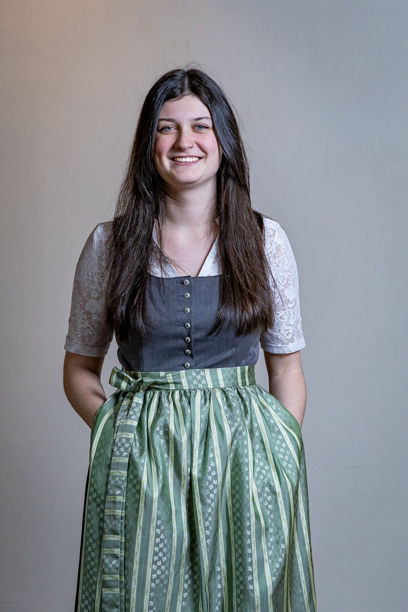 Portrait einer jungen Frau in Tracht/Dirndel