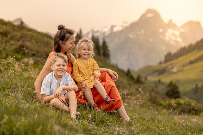 Familienfoto in der Natur